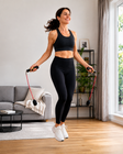 Everjump Nutzerin springt mit Schwingseil in der Wohnung