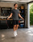 Everjump Nutzer springt mit Schwingseil in der Wohnung